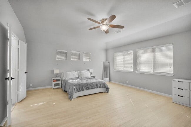 Building Photo - 817 Cloverwood Dr
