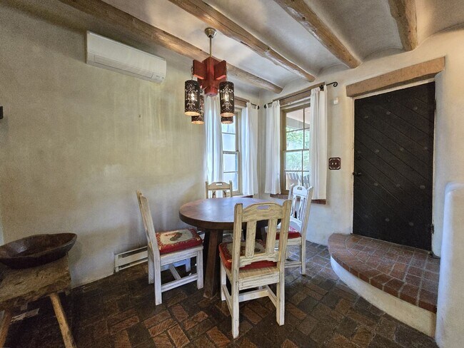 Building Photo - 770 Acequia Madre