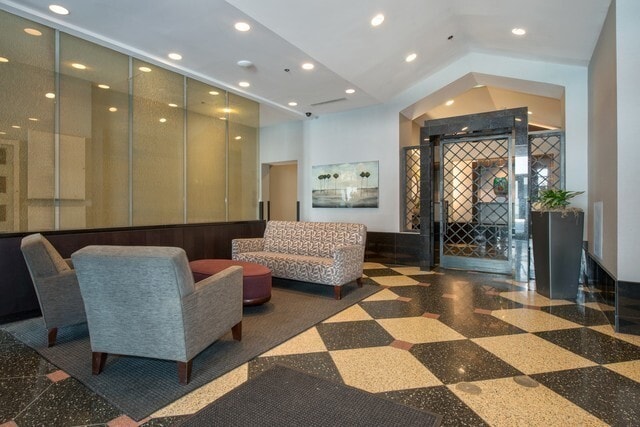 Building Photo - Highly Desirable Gold Coast 1b1b Apartment