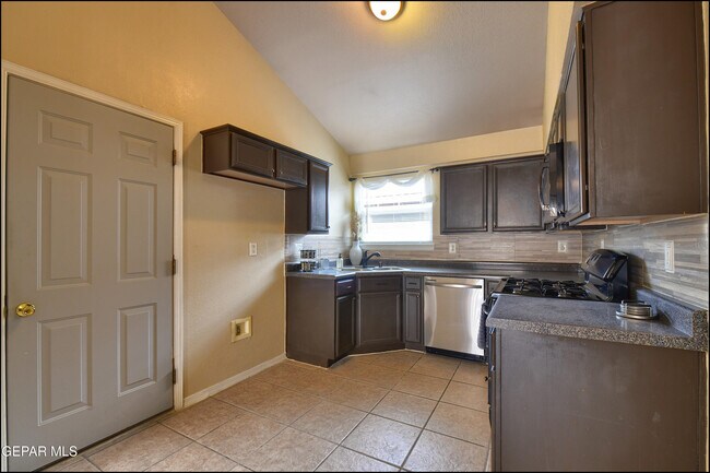 Building Photo - 683 Teichelkamp Dr