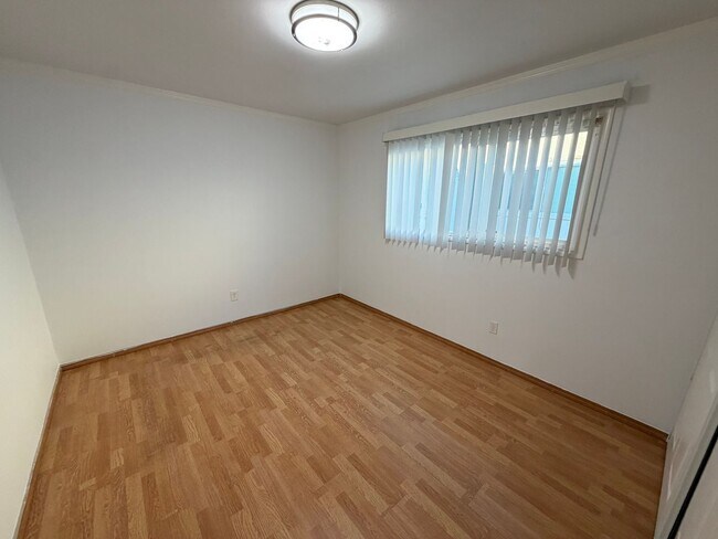 Building Photo - 3 Bedroom 2 Bath Home With Ample Storage