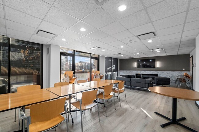 Building Photo - 2020 N Lincoln Park W