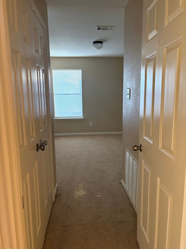 Building Photo - AVAILABLE NOW!