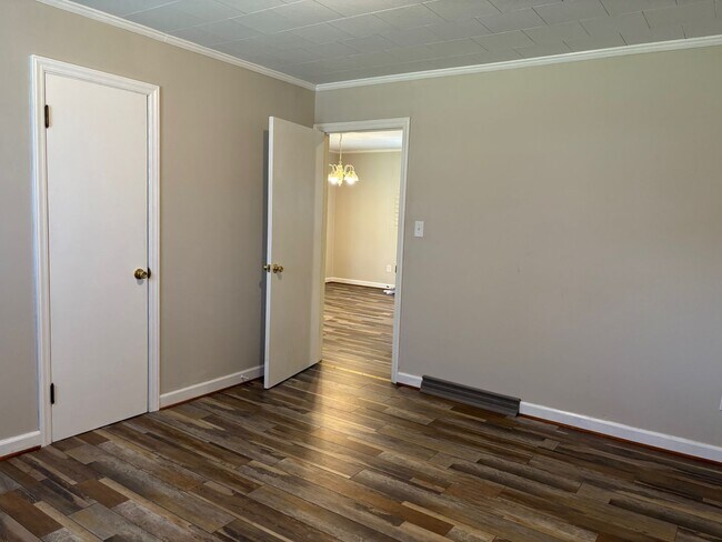 Building Photo - 3 BED, 1 BATH BRICK HOME