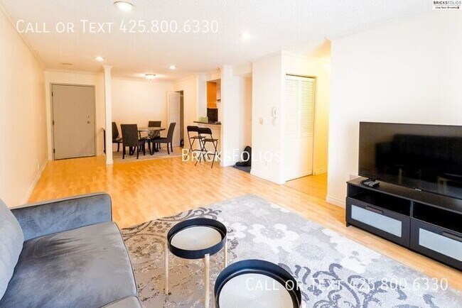 Building Photo - Prime Bellevue Condo, conveniently located...