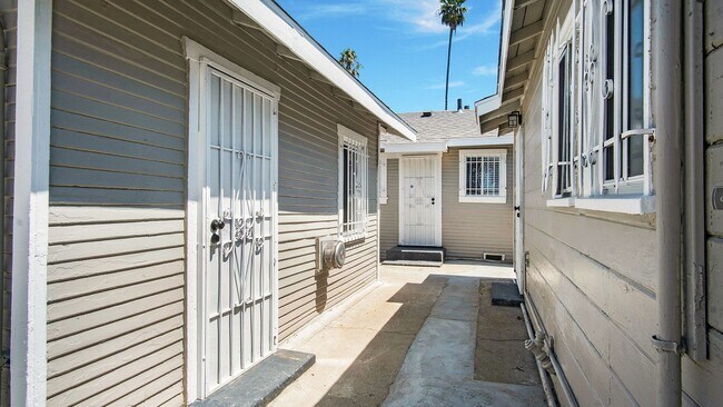 Building Photo - Lemon Avenue Triplex