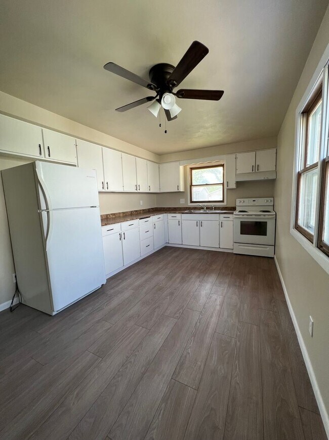 Building Photo - 1212 E Sylvan Ave