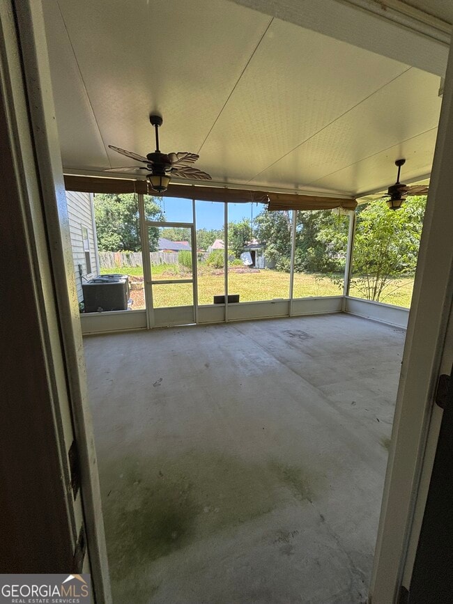 Building Photo - 303 Foxwood Dr