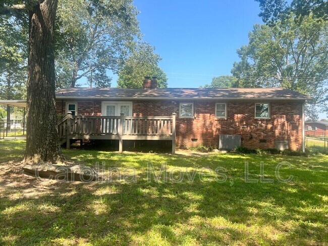 Building Photo - 305 Woodland Dr