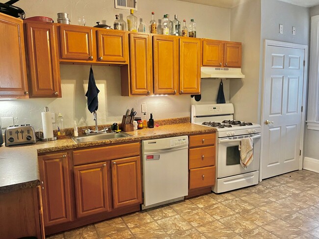 Building Photo - 4BD/3BTH In Southside - Laundry - Central ...