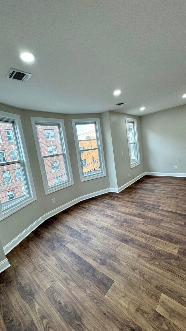 Building Photo - 118 Parkview Ave