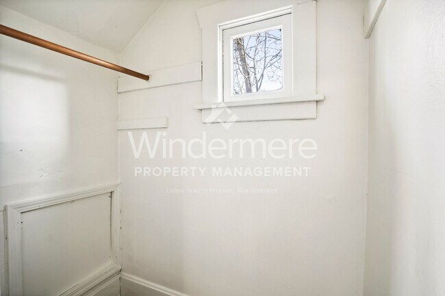 Building Photo - 731 W Knox Ave