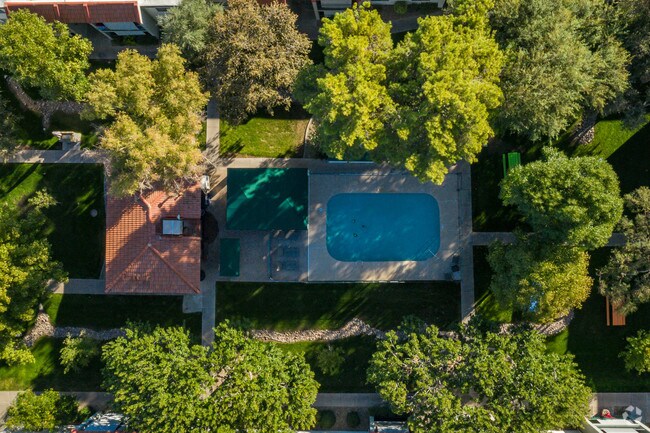 Charming Courtyard - Waylon Desert Haven