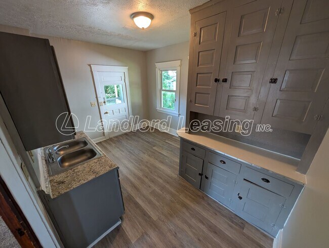 Building Photo - Charming 2-Bedroom Brick Home with Covered Porch