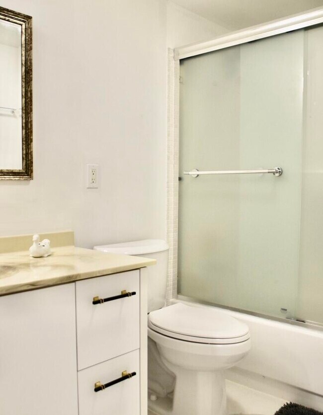 Building Photo - 364 Keswick C