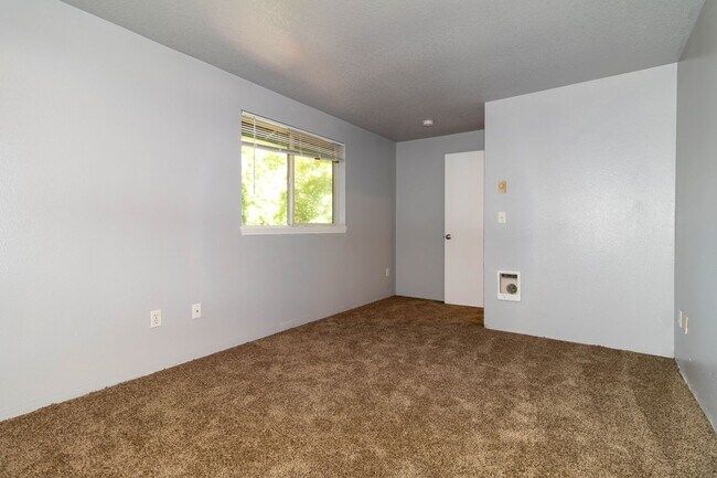 Building Photo - Large 2 bed 1.5bath townhouse