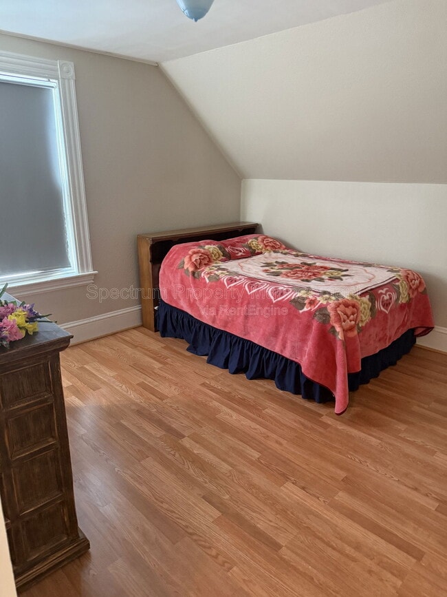 Building Photo - 4 Autumn St