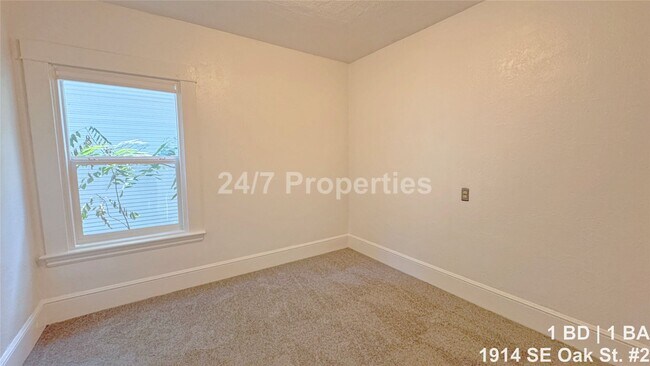Building Photo - Classic 1 BD | 1 BA Duplex Unit - Buckman