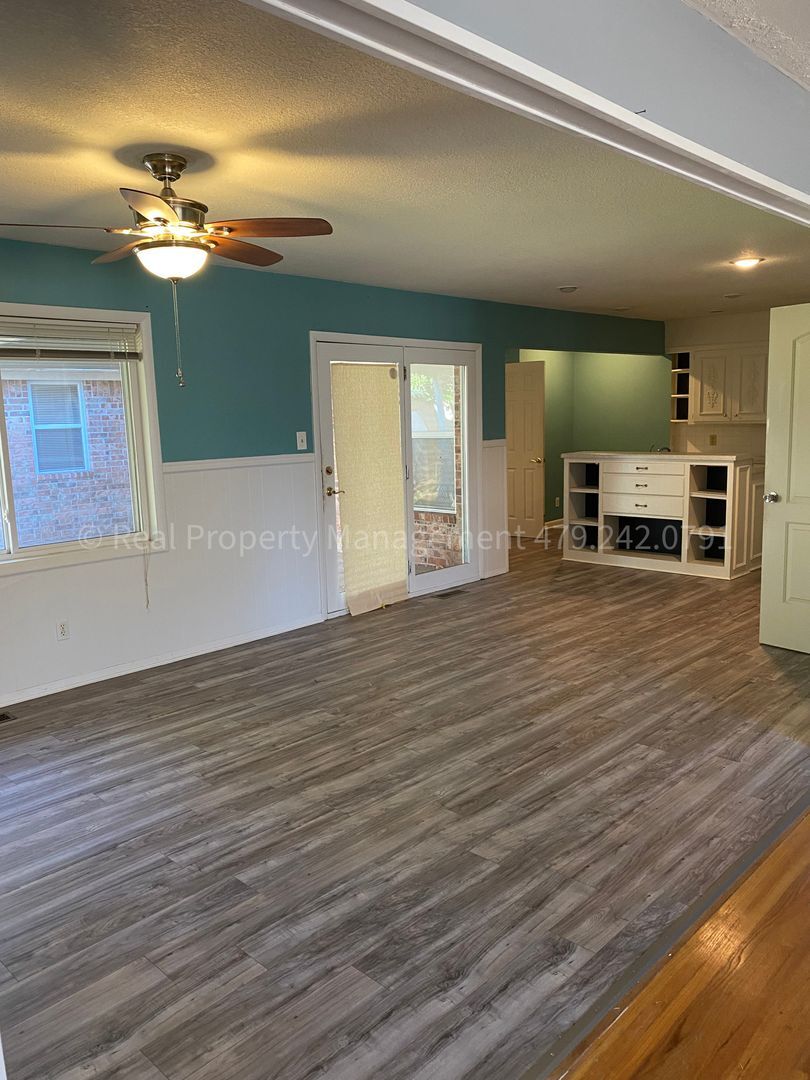 Building Photo - 1901 S 72nd St