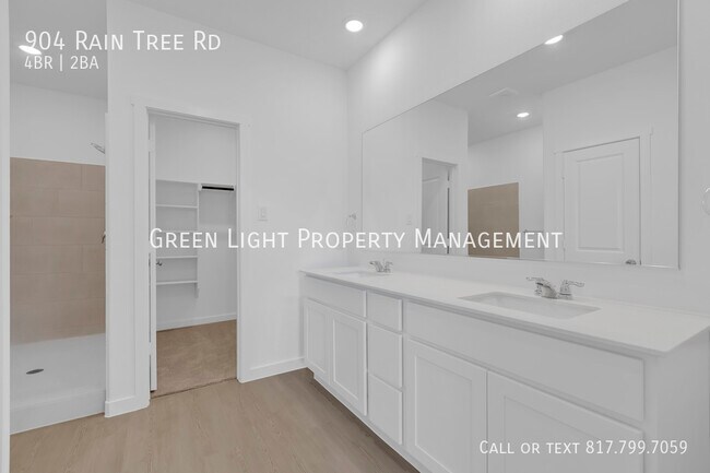 Building Photo - 904 Raintree Rd