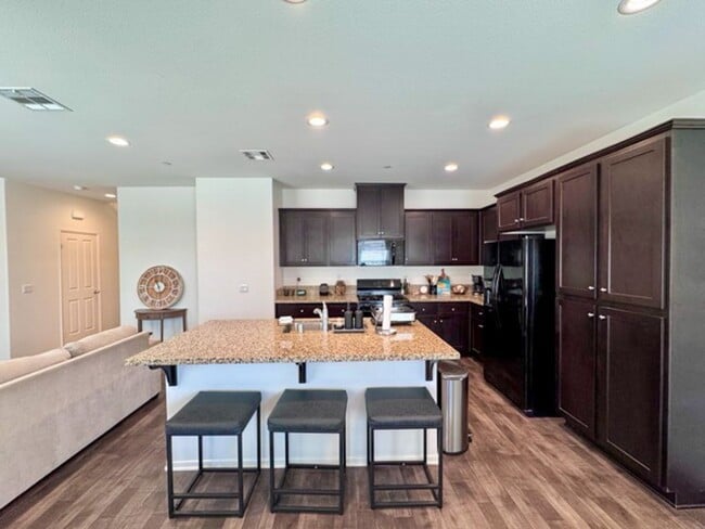 Building Photo - Beautiful 3 bedroom Town house available f...