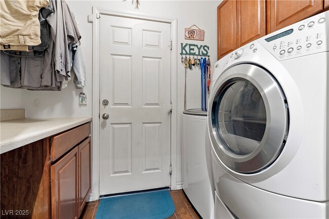 Building Photo - 1870 Desert Forest Way