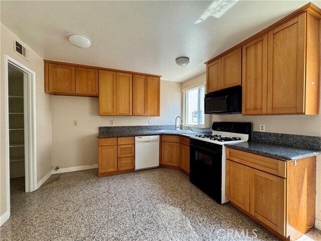 Building Photo - 594 W Huntington Dr