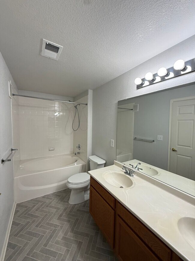 Building Photo - SPACIOUS 2bd/2ba Condo- Available NOW!