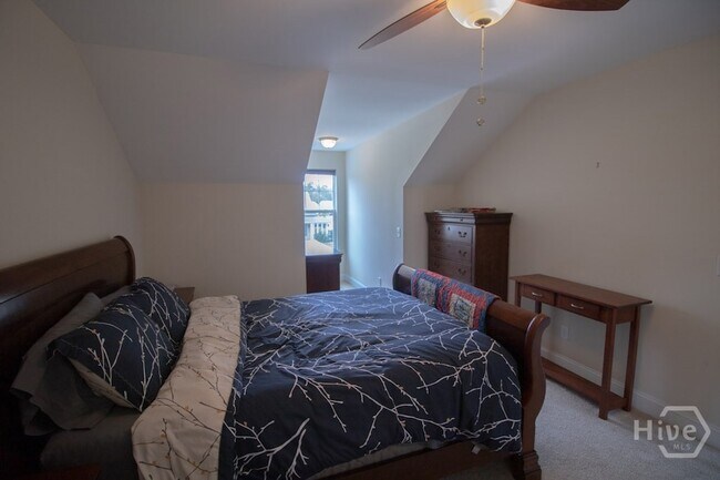 Building Photo - 4 Gresham Ln