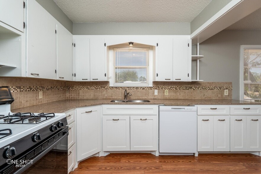 Building Photo - 1002 S San Jose Dr