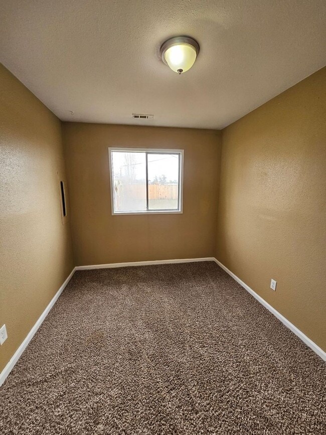 Building Photo - 900-902 Lindberg Ln