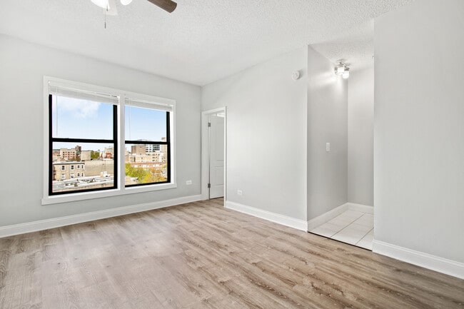 Building Photo - 4520 N Clarendon Ave