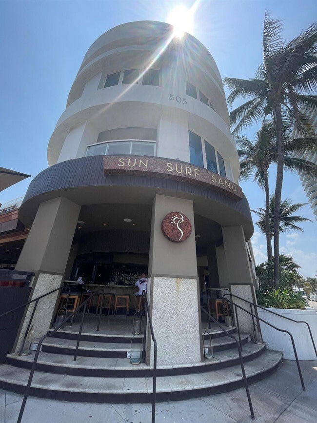 Building Photo - 3000 Riomar St