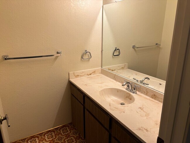 Building Photo - 2 bedroom plus loft condo with carport