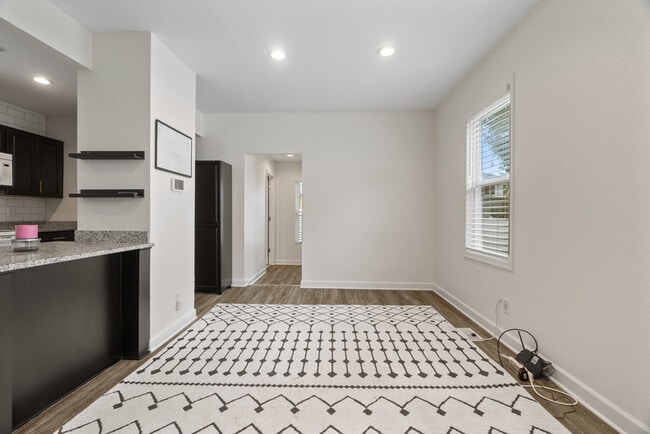 Building Photo - 846 W 41st St