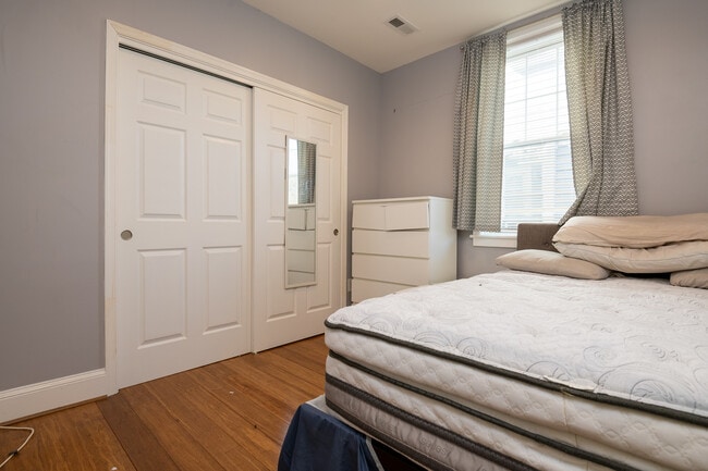 Building Photo - 1039 Evarts St NE