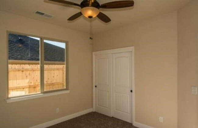Building Photo - Newer Home - Great Location!