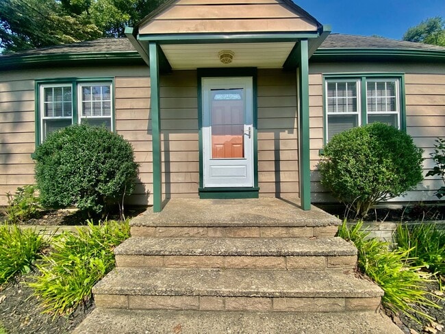 Building Photo - SPACIOUS 4 BED/2 BATH HOUSE-Luxury Vinyl F...