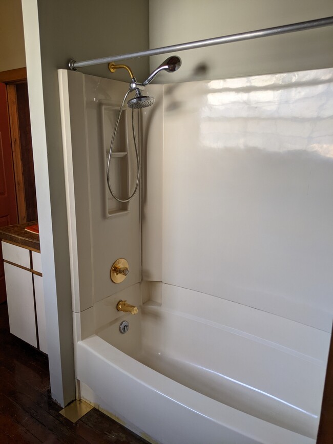 Tub/Shower in Batah - 11 Spruce St