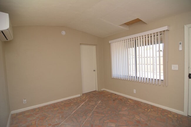 Building Photo - Charming 1 Bedroom 1 Bath Home! Great Cent...