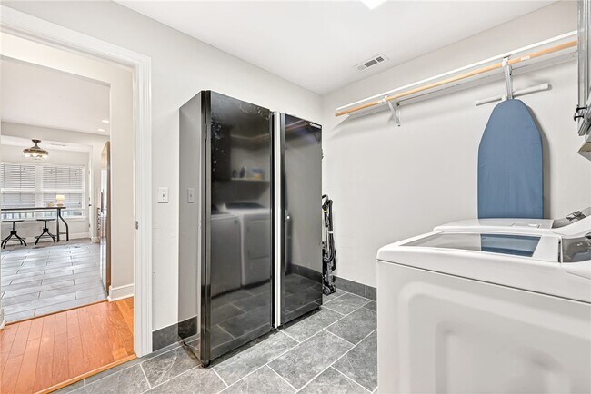 Building Photo - 701 SW Maidstone Ave