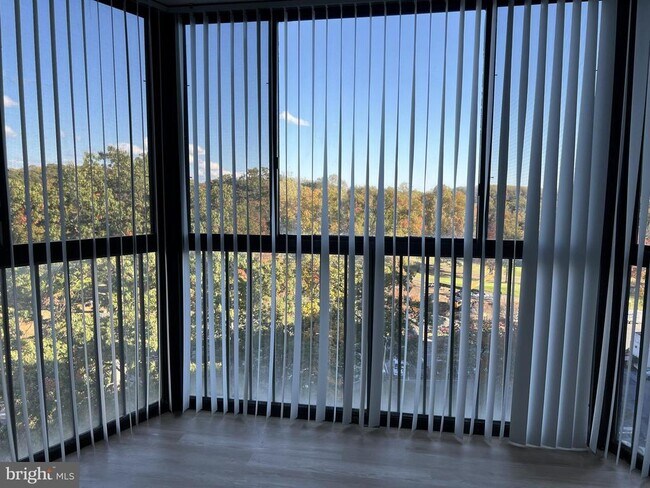 Building Photo - 15101 Interlachen Dr