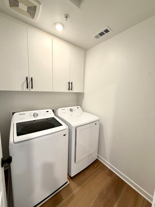 Building Photo - Brand-New Luxury Townhome for Lease in Claremont