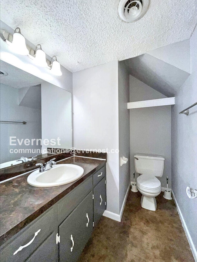 Building Photo - 5600 Country Dr