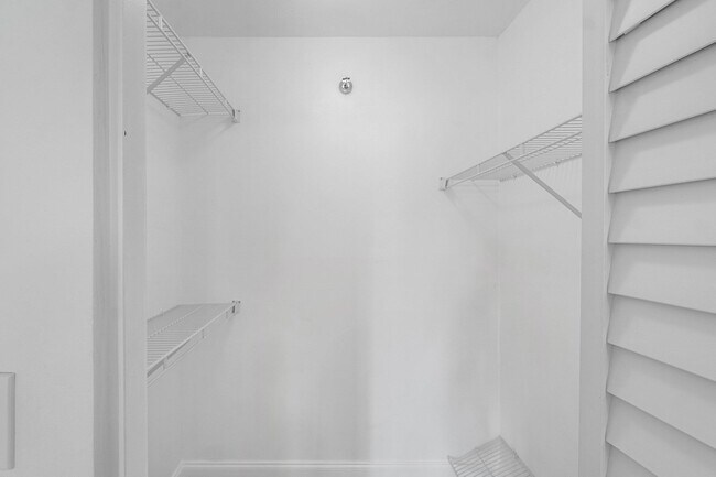 Building Photo - 7290 Kinghurst Dr