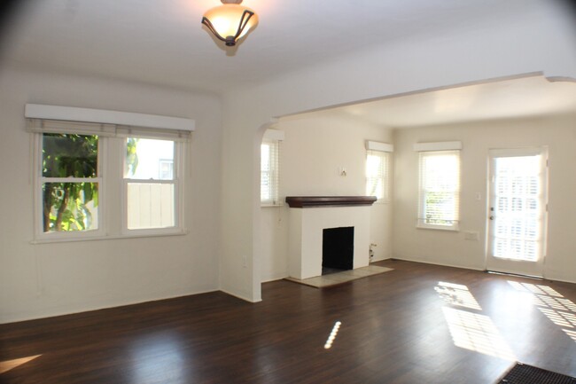 Building Photo - Charming 2BR/1BA House in OB W/ parking, W...