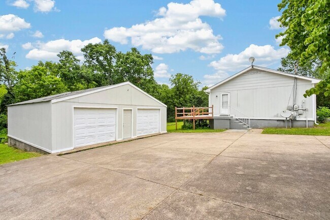 Building Photo - 1009 Lynndale Dr