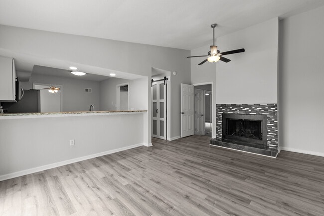 Building Photo - 871 Riverbend Rd