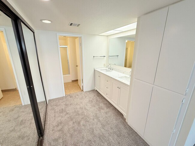 Building Photo - Freshly Updated 2-Bedroom Condo In The Mes...