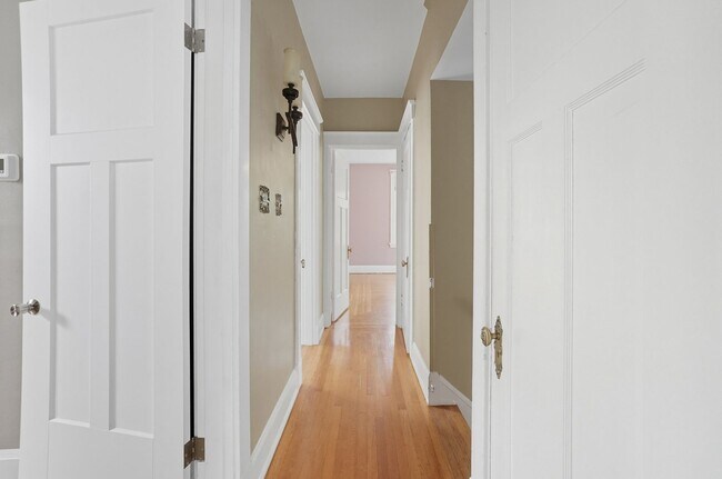 Building Photo - 6 Bed/3 Bath Remodeled Hyde Park Home w/Ce...
